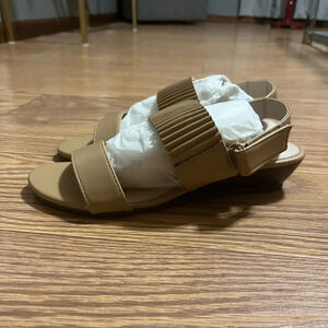 NEW Comfort Corner Sandals 6.5M